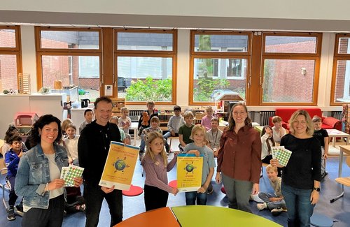 Gruppenbild mit Kindern und Erwachsenen