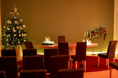 Weihnachtlich geschmückter Trausaal