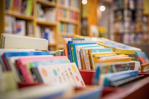 Mehrere Bücher liegen auf einem Tisch