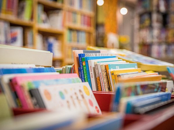 Mehrere Bücher liegen auf einem Tisch