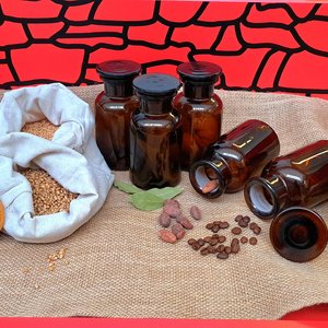 Ablage des Duft- und Tastwagens mit verschiedenen Gegenständen wie Münzen, Kanonenkugel etc. und Gläschen mit Duftgranulat