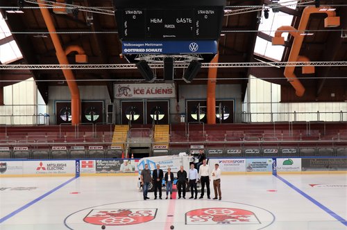 Jörg Sanftl (Sanftl Ingenieure), Sven Naatz (Elektro Eisert), Sabine Tyburski (Amt für Gebäudemanagement, Thomas Waltenberger (LEDsdream), Sportdezernent Patrick Anders, Hochbaudezernent Martin Gentzsch und Torsten Krannich (Amt für Gebäudemanagement). Auf der Zamboni-Eisbereitungsmaschine: Christoph Schille (Betriebsleiter Eissporthalle) stehen auf der Eisfläche der Eissporthalle Ratingen