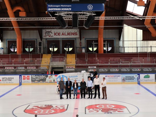Jörg Sanftl (Sanftl Ingenieure), Sven Naatz (Elektro Eisert), Sabine Tyburski (Amt für Gebäudemanagement, Thomas Waltenberger (LEDsdream), Sportdezernent Patrick Anders, Hochbaudezernent Martin Gentzsch und Torsten Krannich (Amt für Gebäudemanagement). Auf der Zamboni-Eisbereitungsmaschine: Christoph Schille (Betriebsleiter Eissporthalle) stehen auf der Eisfläche der Eissporthalle Ratingen