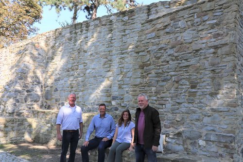 Vier Personen vor der Stadtmauer