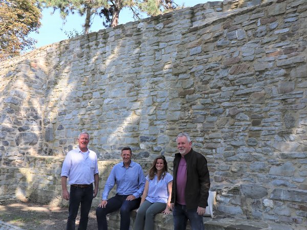 Vier Personen vor der Stadtmauer