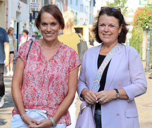 Zwei Frauen in der Ratinger Fußgängerzone