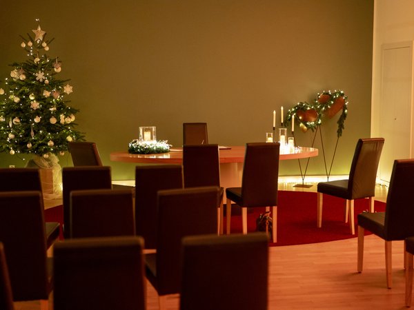 Weihnachtlich geschmückter Trausaal 