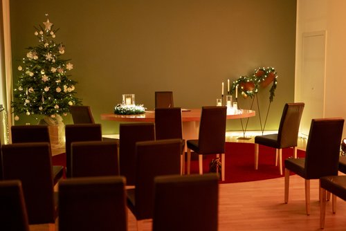 Weihnachtlich geschmückter Trausaal