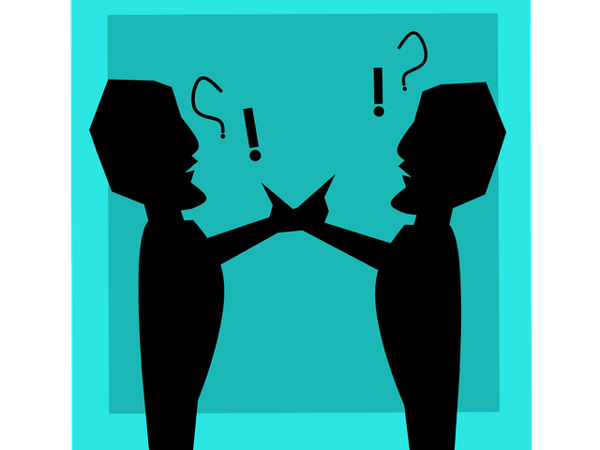 Symbolbild: zwei diskutierende Personen