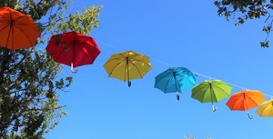 bunte Schirme hängen über dem Marktplatz in Ratingen