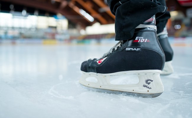 Schlittschuh auf der Eisfläche