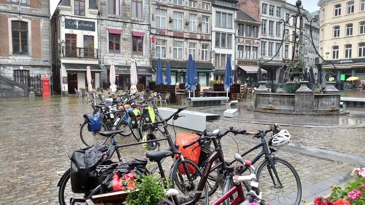 Fahrräder auf Marktplatz einer historischen Stadt