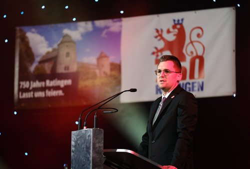 Mann steht am Rednerpult