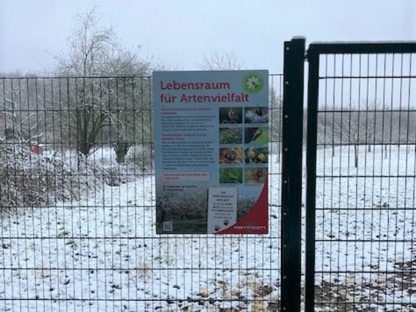 Infoschild hängt an einem Zaun