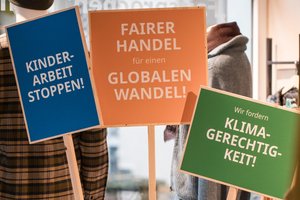 Schilder mit Forderungen des Fairen Handels