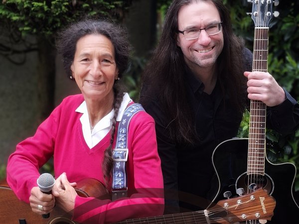 Mann und Frau mit einer Gitarre