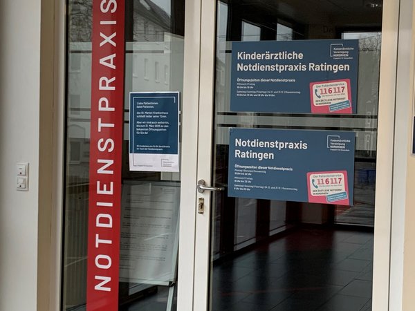 Eingangstür zur Notdienstpraxis