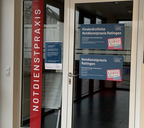 Eingangstür zur Notdienstpraxis