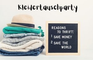Ein Stapel Kleidung mit dem Schriftzug Kleidertauschparty und auf Englisch zwei Gründe zur Teilnahme: Geld sparen und die Welt retten