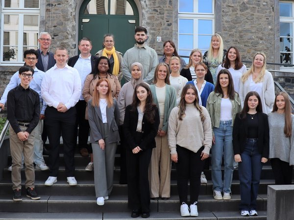 Die Gruppe der neuen Auszubildenden stehen m Hochzeitsgarten des Minoritenklosters.  mit ihren Ansprechpartnern in der Verwaltung und Bürgermeister Klaus Pesch 