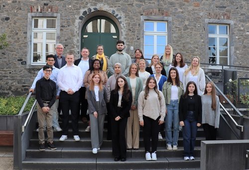 Die Gruppe der neuen Auszubildenden stehen m Hochzeitsgarten des Minoritenklosters.  mit ihren Ansprechpartnern in der Verwaltung und Bürgermeister Klaus Pesch 
