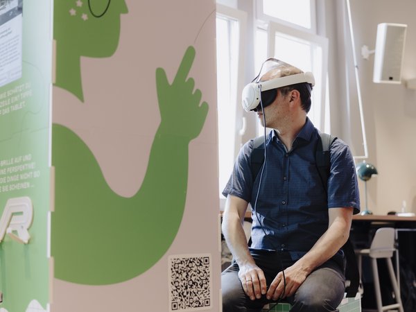 Mann mit VR-Brille