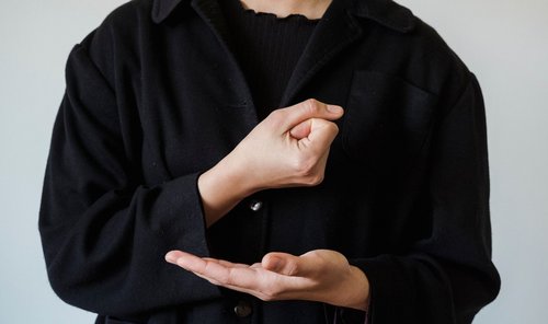 Zwei Hände zeigen eine Lautgebärde