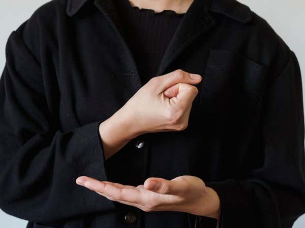 Zwei Hände zeigen eine Lautgebärde