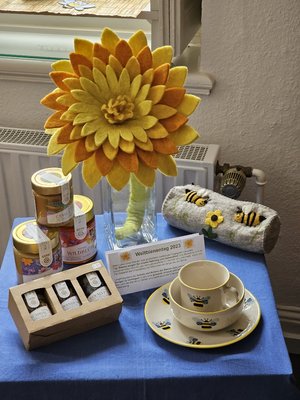 Dekoration mit Blumen und Bienen zum Weltbienentag
