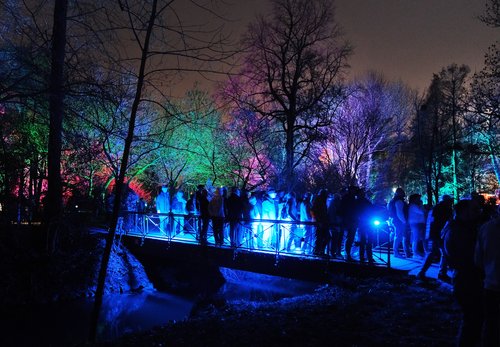 Illuminierte Bäume, Brücke mit Menschen