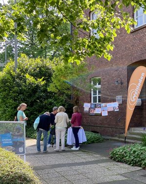 Besucherinnen beim Weltladen Lintorf