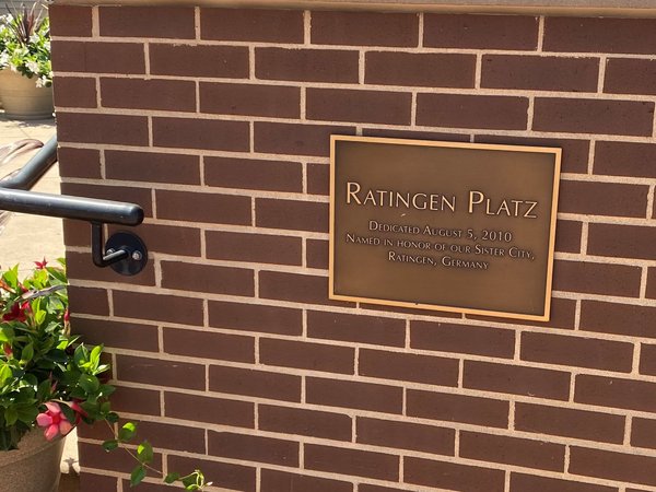 Schild mit der Aufschrift "Ratingen-Platz"