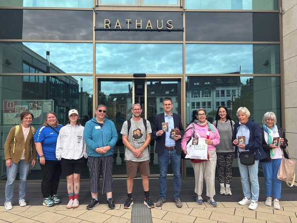 Personengruppe vor dem Rathaus-Eingang