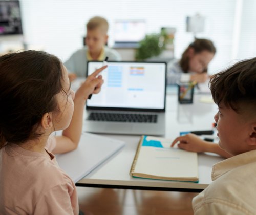 Mehrere Kinder an einem Tisch