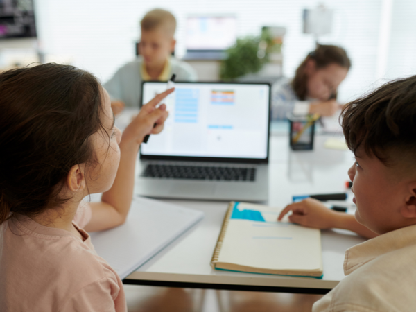 Mehrere Kinder an einem Tisch