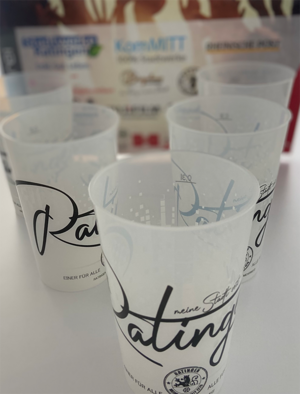 Durchsichtige Mehrwegbecher mit schwarzem Schriftzug: Ratingen