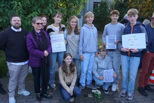 Gruppenbild mit vorwiegend Jugendlichen