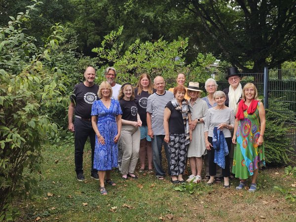 Personengruppe in einem Garten