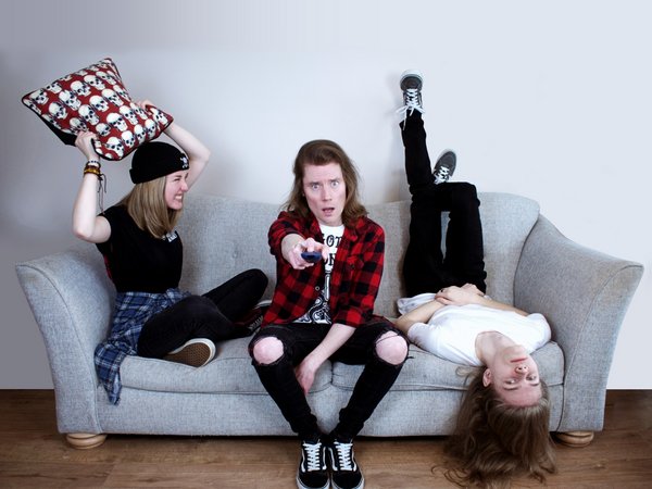Drei Personen auf einer Couch