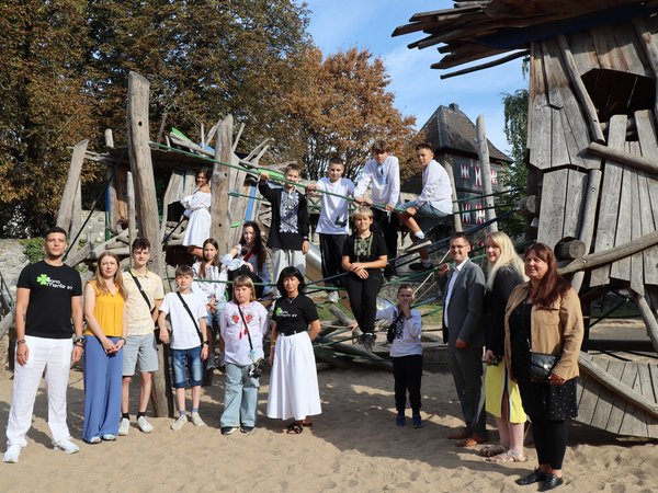 Gruppenfoto auf einem Spielplatz 