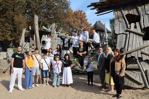 Gruppenfoto auf einem Spielplatz 