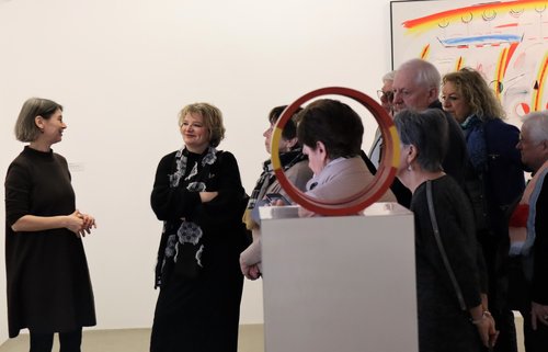 Mehrere Personen im Museum