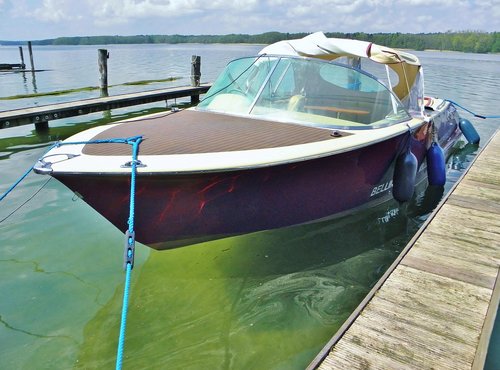 Ein Sportboot, festgemacht an einer Anlegestelle