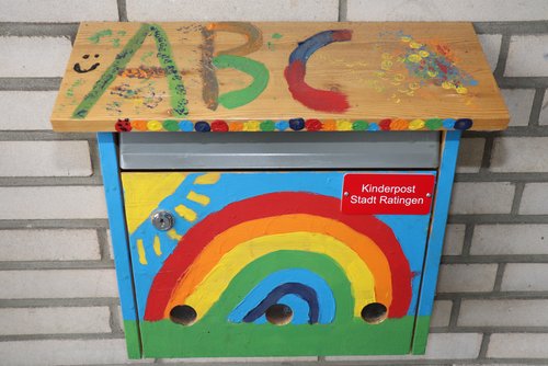 Bunt bemalter Briefkasten mit der Aufschrift "Kinderpost Stadt Ratingen"  
