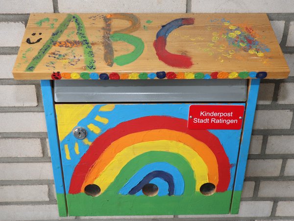 Bunt bemalter Briefkasten mit der Aufschrift "Kinderpost Stadt Ratingen"  