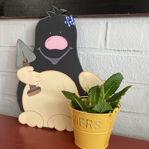 Maulwurf als Pappfigur mit einem Blumentopf