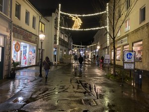 Weihnachtsdeko in der Ratinger Innenstadt.