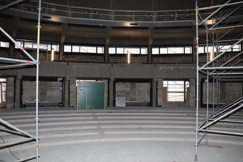 Blick von der Bühne ins entkernte Stadttheater