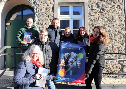 Mehrere Personen mit Plakaten