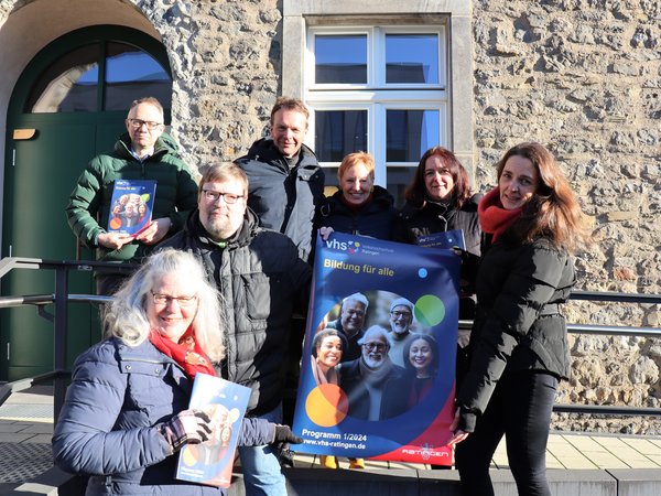 Mehrere Personen mit Plakaten